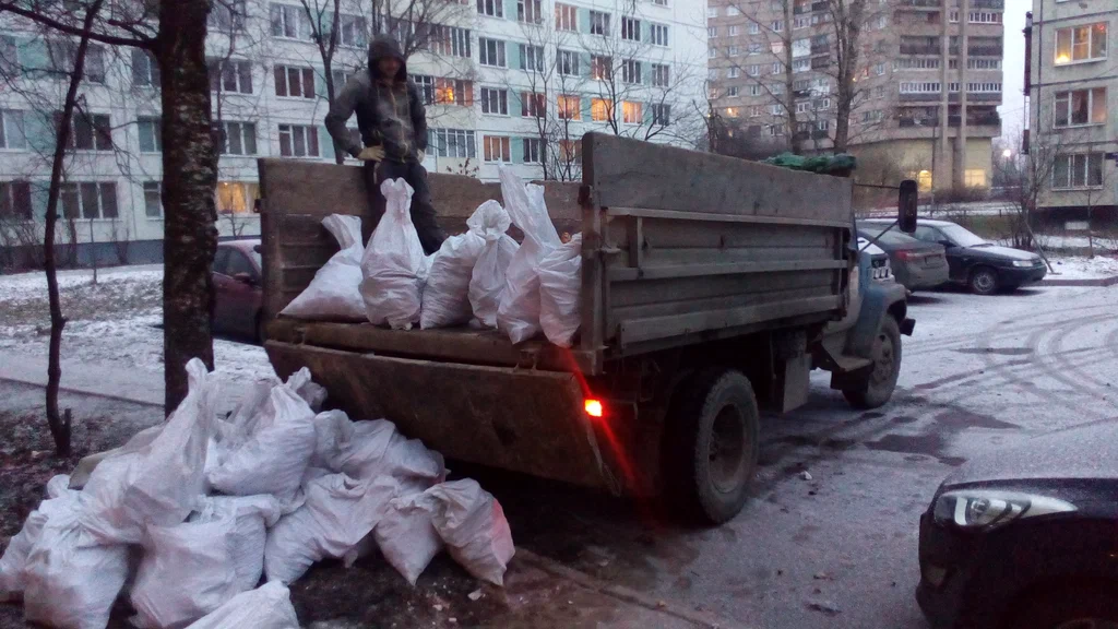 Вывоз мусора в мешках в Челябинске в октябре