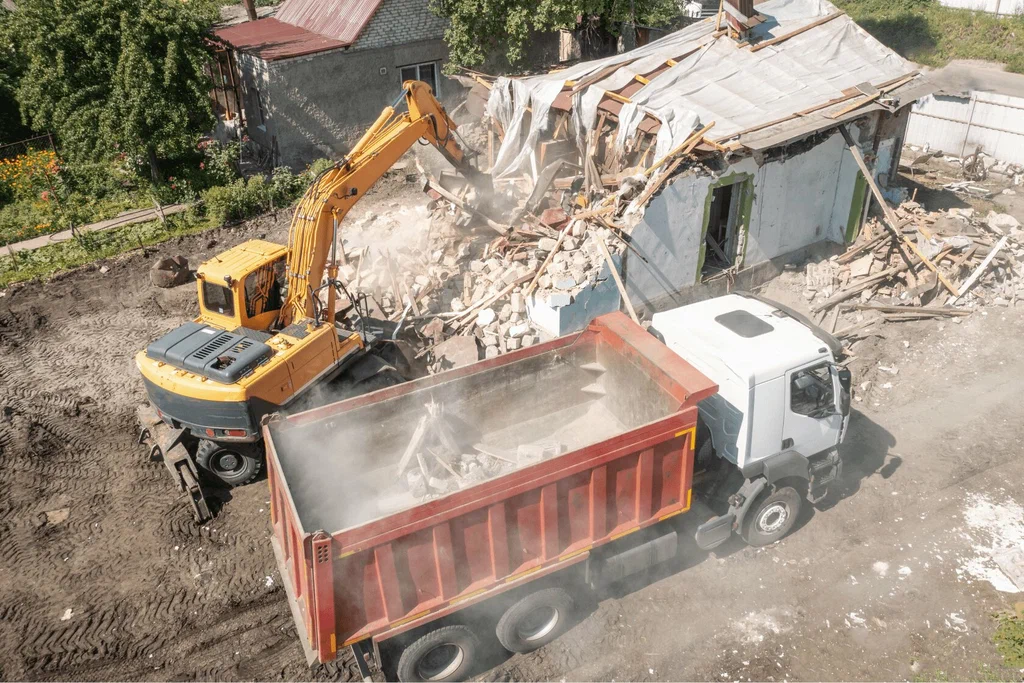Вывоз мусора после сноса зданий с выездом в Челябинске в октябре