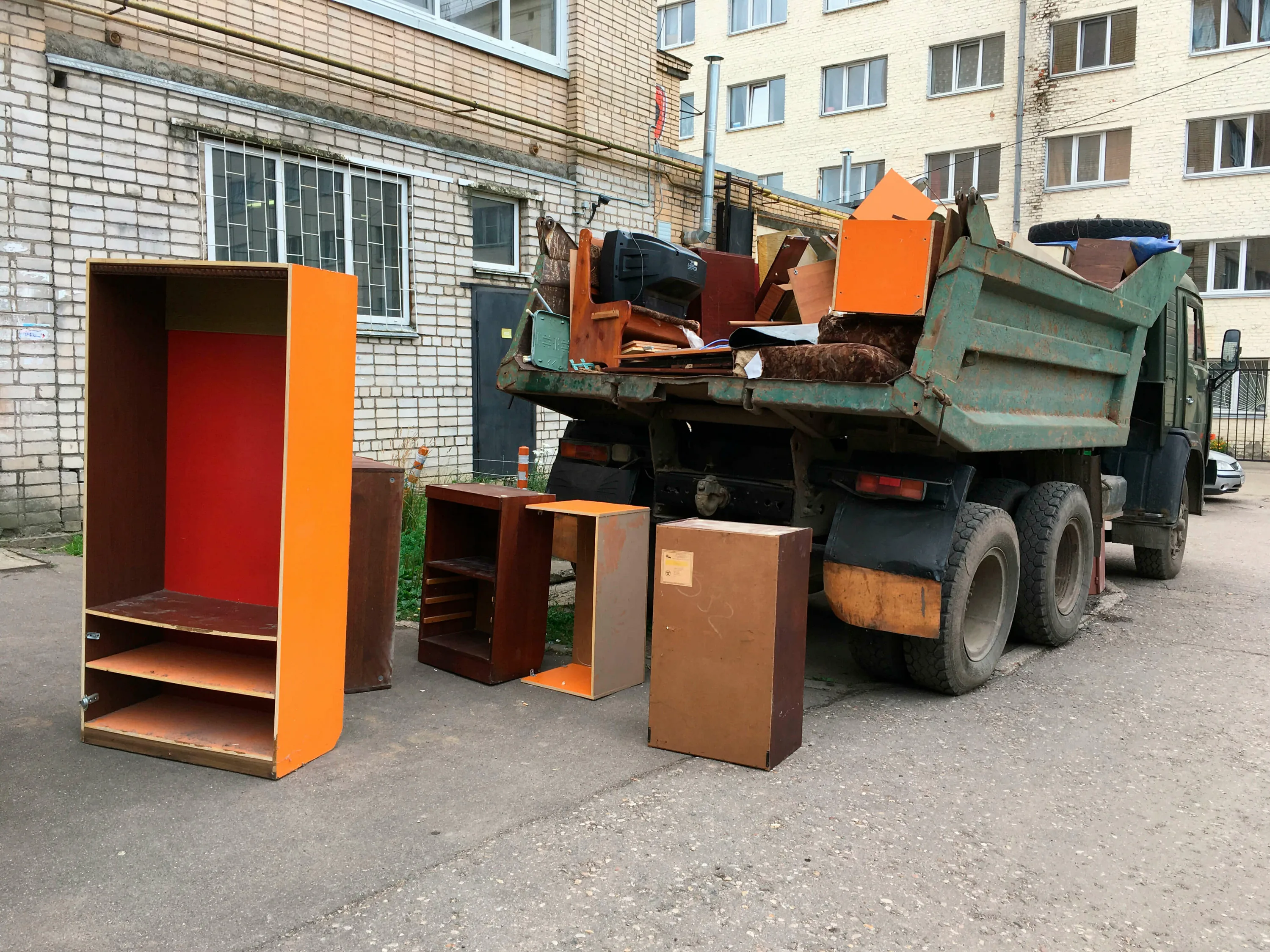 Утилизация старой мебели с вывозом и разбором в Челябинске в октябре