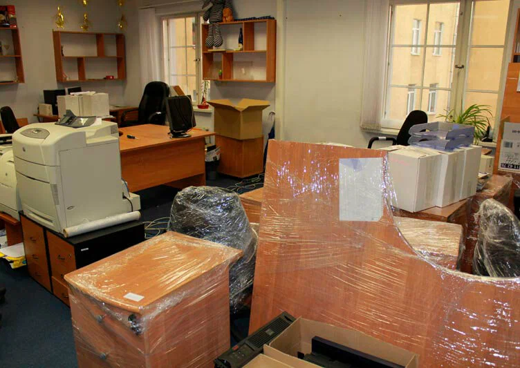 Вывоз старой офисной мебели в Челябинске в октябре