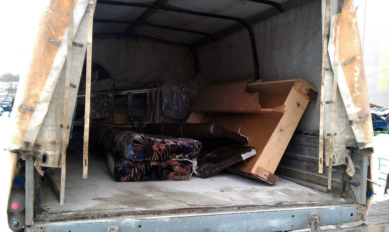 Профессиональный вывоз дивана с выносом и утилизацией в Челябинске в октябре