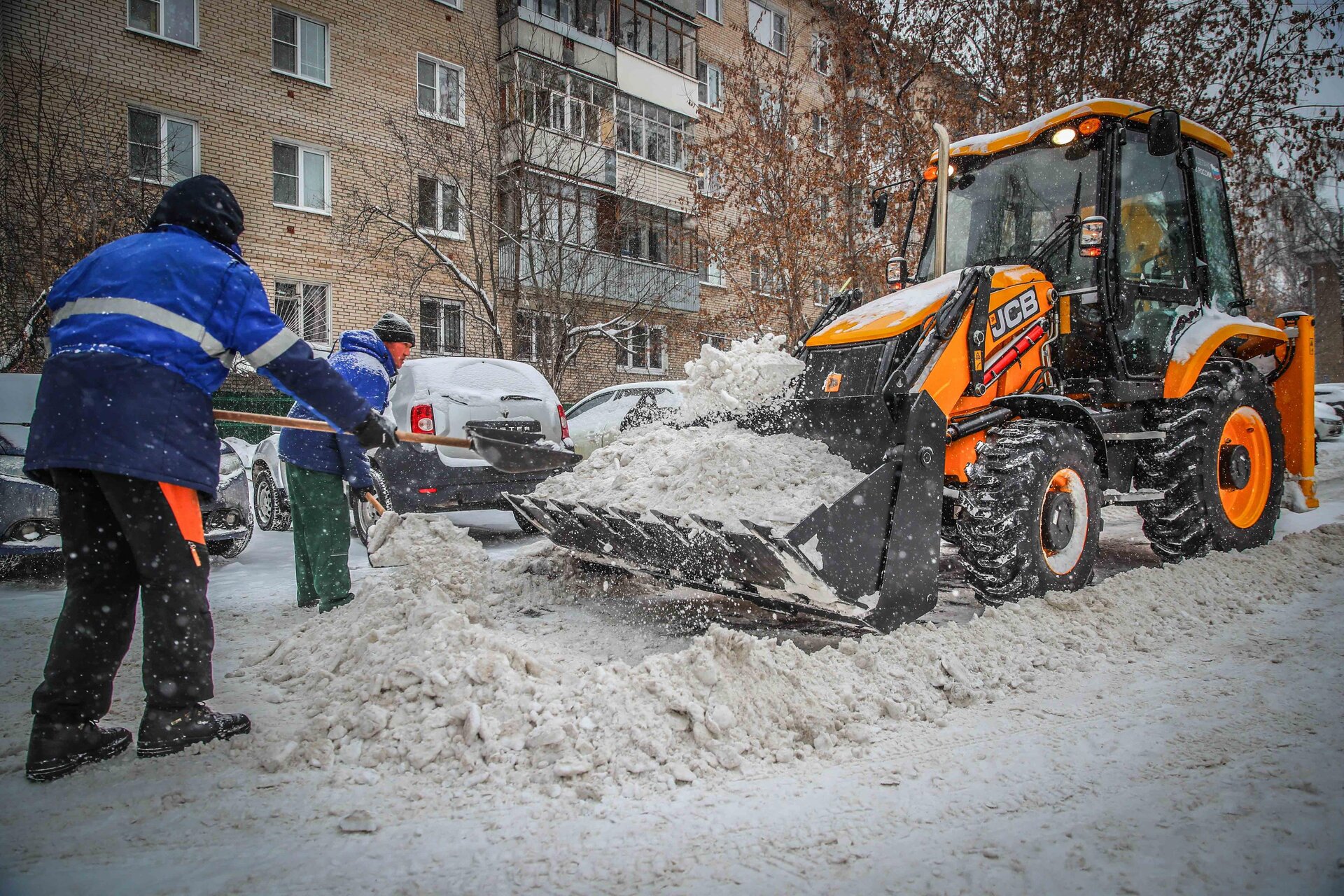 Очистка дворов от снега и наледи в Челябинске — уборка снега, трактор и ручная, цены от 516 руб. | ПроМусор