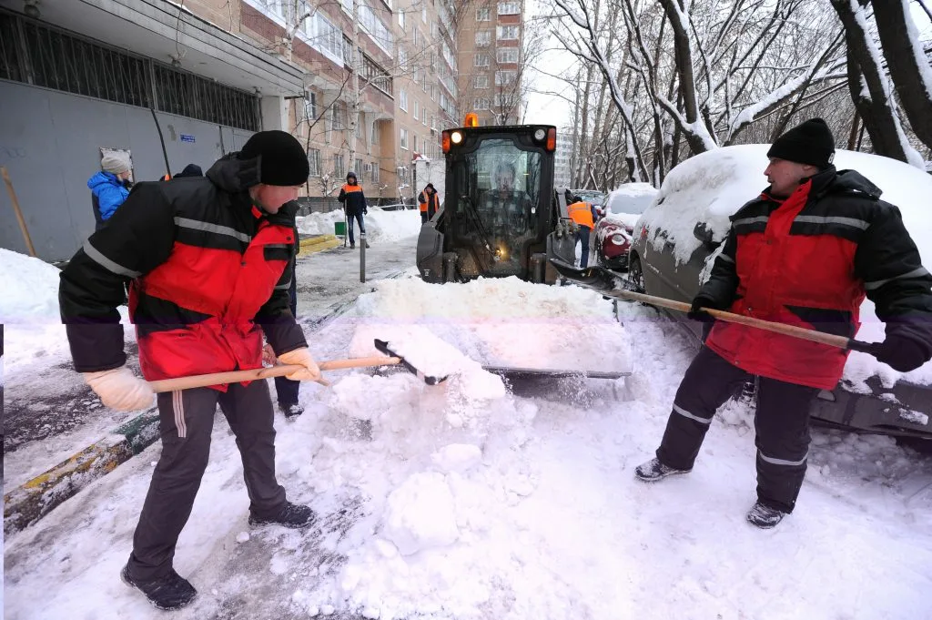 Очистка дворов от снега с гарантией результата в Челябинске в октябре